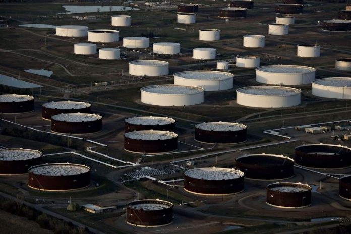 Oil Extends Slide Below $32 on Signs U.S. Stockpiles Swelled